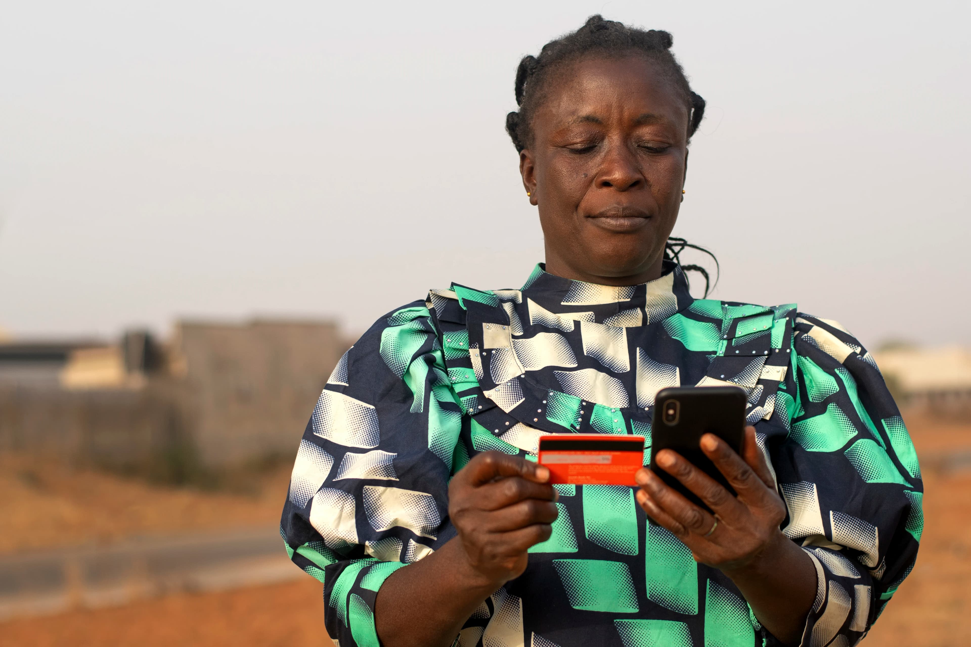 A subscriber making an easy payment from her phone